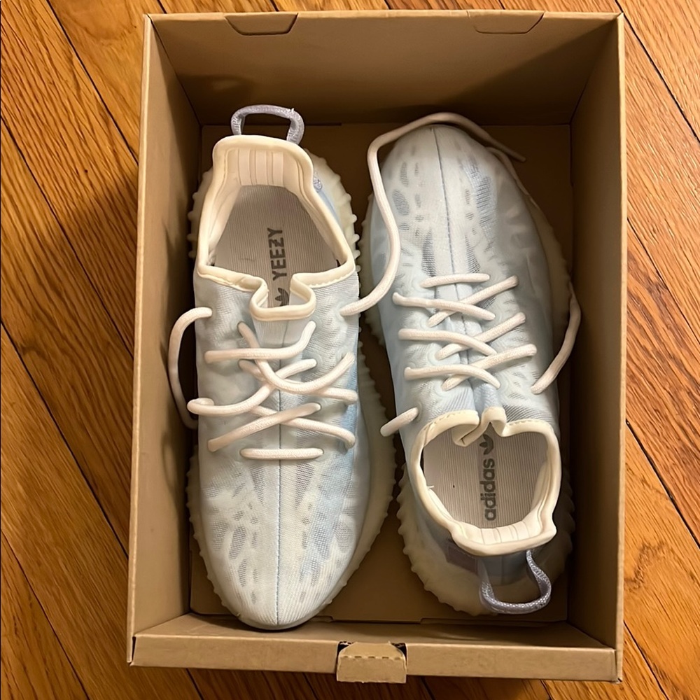 EUC-Adidas Yeezy Mono ice Sneakers - with box
